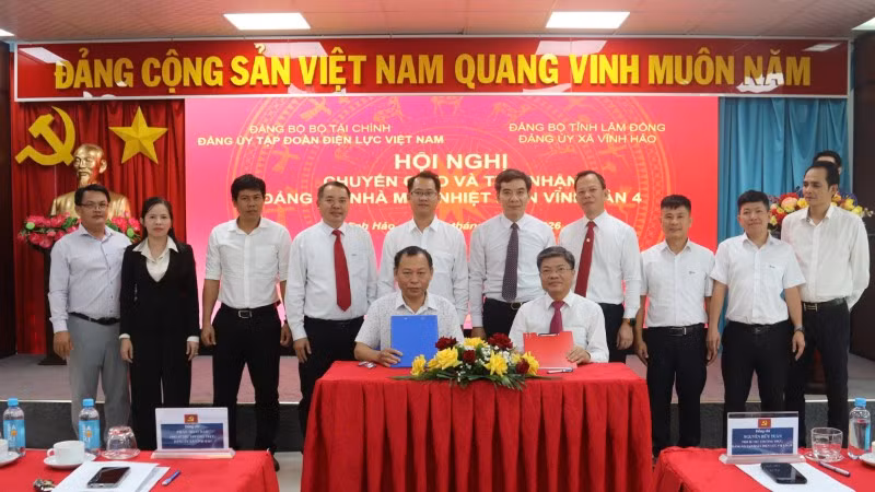 Đại diện Ban Tổ chức, Đảng ủy EVN và Ban Xây dựng Đảng, Đảng ủy xã Vĩnh Hảo ký biên bản bàn giao, tiếp nhận Đảng bộ Nhà máy Nhiệt điện Vĩnh Tân 4.