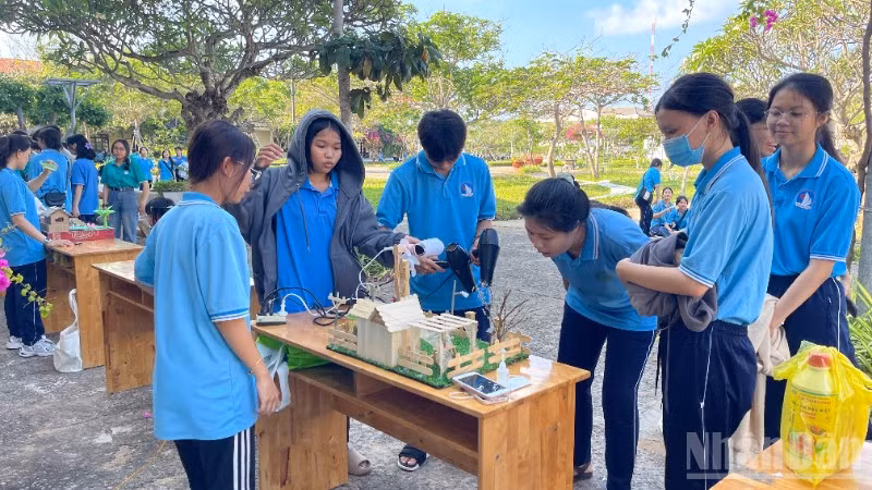 Trường trung học phổ thông Ngô Quyền tổ chức sân chơi cho học sinh.