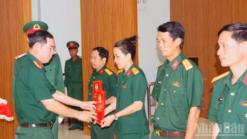 Trao quyết định cho sĩ quan về địa phương.
