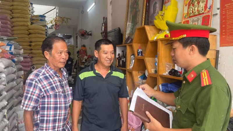 Công an phường Phan Thiết tuyên truyền người dân trong việc gìn giữ an ninh trật tự.