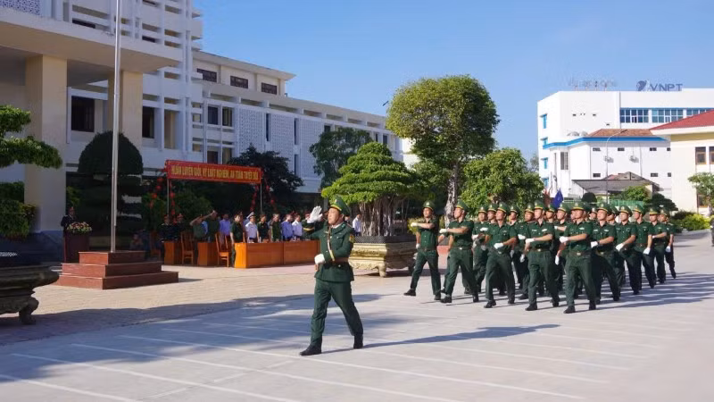Các đơn vị ra quân huấn luyện.