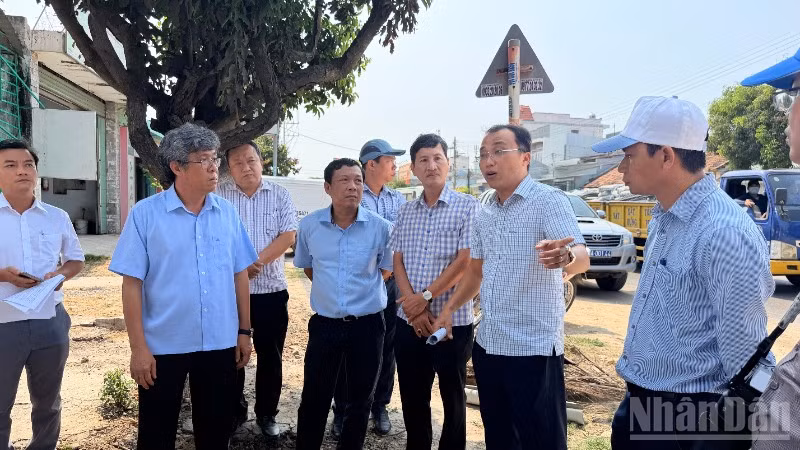 Đồng chí Nguyễn Minh, Phó Chủ tịch Ủy ban nhân dân tỉnh đi kiểm tra tiến độ thi công đường Trần Quý Cáp (phường Tiến Thành).