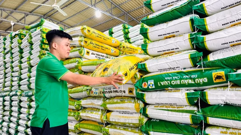 Bộ sản phẩm chủ lực cho chiến lược “Xanh hóa từ nhà máy đến ruộng vườn ” của Công ty cổ phần Phân bón Bình Điền: Đầu Trâu Bio-Canxi, Đầu Trâu Bio Lúa 1 và Đầu Trâu Bio Lúa 2.