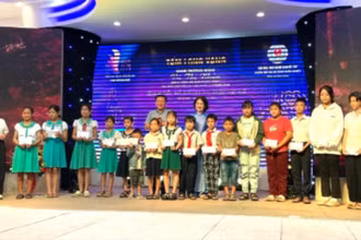 Các em học sinh nghèo vượt khó được đại diện Ban tổ chức trao quà tại sự kiện.