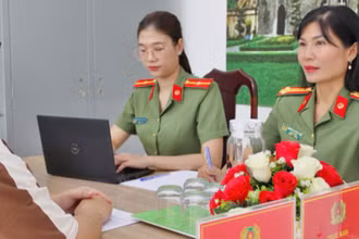 Người dân trình báo tới Công an thành phố Cần Thơ về việc bị lừa đảo trên không gian mạng.