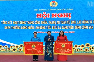 Phó Bí thư Thường trực Tỉnh ủy Sóc Trăng trao Cờ thi đua xuất sắc của Tổng Liên đoàn Lao động Việt Nam cho các đơn vị tiêu biểu.