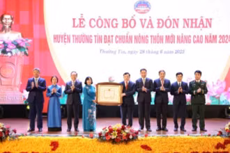 Đồng chí Bùi Thị Minh Hoài, Bí thư Thành ủy cùng các đồng chí lãnh đạo thành phố Hà Nội trao Bằng công nhận huyện đạt chuẩn nông thôn mới nâng cao năm 2024 cho cấp ủy, chính quyền và nhân dân huyện Thường Tín.