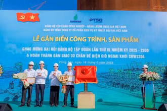 Lãnh đạo Đảng ủy Chính phủ và Petrovietnam trao quyết định và tặng hoa chúc mừng tập thể PTSC.