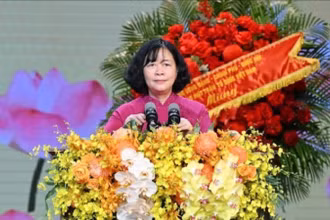 Đồng chí Bùi Thị Minh Hoài, Ủy viên Bộ Chính trị, Bí thư Thành ủy Hà Nội phát biểu tại hội nghị.