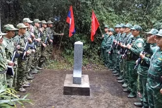 Thực hiện nghi thức chào cột mốc và trao đổi thông tin liên quan.