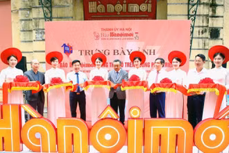 Các đại biểu cắt băng khai mạc tại sự kiện sáng 17/6.