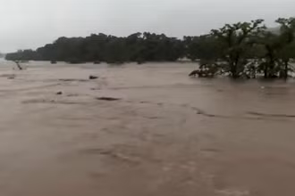 Mưa lớn tại hạt Kerr và các khu vực khác ở bang Texas đã gây ra lũ lụt nghiêm trọng và thiệt hại về người. (Nguồn: Facebook của thành phố Kerrville)