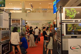 Khách tham quan triển lãm.