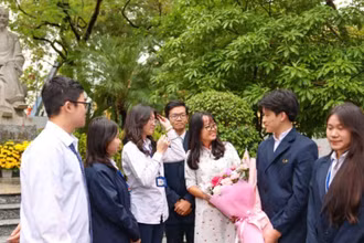 Học sinh Trường trung học phổ thông chuyên Chu Văn An (Hà Nội) chúc mừng thầy cô trong dịp Ngày Nhà giáo Việt Nam 20/11.