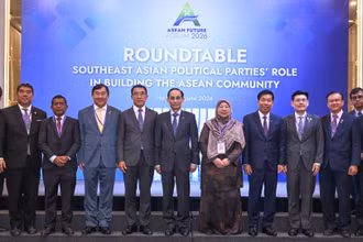 Ủy viên Bộ Chính trị, Bộ trưởng Ngoại giao Lê Hoài Trung chụp ảnh cùng các đại biểu dự tọa đàm. (Ảnh: TRẦN HẢI) 
