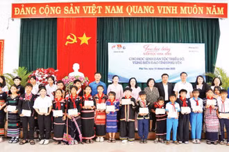 Trao học bổng Vừ A Dính tặng học sinh người dân tộc thiểu số có hoàn cảnh khó khăn. (Ảnh BẢO KÍNH)