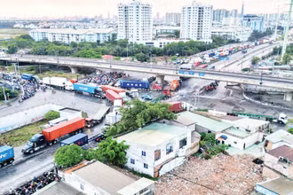 Tiến độ thi công nút giao Mỹ Thủy (thành phố Thủ Đức) ỳ ạch nhiều năm liền, ảnh hưởng đến lưu thông. (Ảnh THẾ ANH)