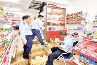 Lực lượng Quản lý thị trường tại Đà Nẵng kiểm tra các cơ sở kinh doanh để kịp thời ngăn chặn hàng giả, hàng kém chất lượng. (Ảnh QUẢN LÝ THỊ TRƯỜNG ĐÀ NẴNG CUNG CẤP)