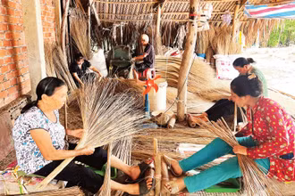 Làng nghề bó chổi Mỹ An tạo việc làm cho nhiều lao động tại địa phương.