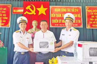 Đoàn công tác tặng Nhà giàn DK1 và các đảo 13 máy in, máy chiếu, máy photocopy, là tấm lòng do Công ty cổ phần Đầu tư Lê Bảo Minh đóng góp.