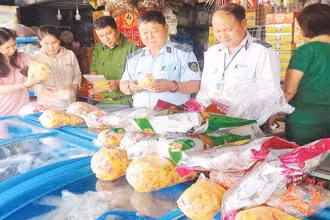 Lực lượng quản lý thị trường thành phố Cần Thơ kiểm tra một cơ sở kinh doanh trên địa bàn.