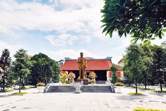 Tượng đài Tổng Bí thư Nguyễn Văn Cừ trong khuôn viên khu lưu niệm.