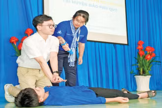 Các bác sĩ thực hành phương pháp sơ cấp cứu khi gặp người bị nạn.