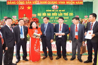 Bí thư Tỉnh ủy Phú Yên Cao Thị Hòa An (người thứ tư từ trái sang) trao đổi với lãnh đạo xã An Mỹ, huyện Tuy An trước thềm đại hội.