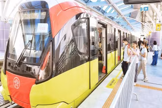 Hành khách lên tàu điện tuyến Nhổn-Ga Hà Nội đoạn trên cao.