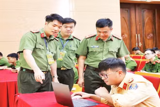 Học viên tham dự kỳ thi tập trung kết thúc khóa học.
