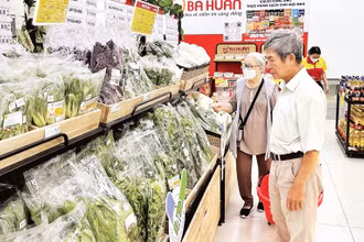 Người tiêu dùng chọn mua rau sạch đạt chứng nhận “Tick xanh trách nhiệm” trong một siêu thị SatraMart ở thành phố.