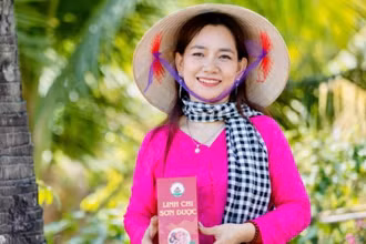 Chị Châu Thị Nương (xã Cô Tô, tỉnh An Giang) là nông dân Việt Nam xuất sắc năm 2025 với mô hình trồng nấm. (Ảnh: Ban Tổ chức cung cấp).
