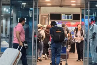 Đoàn công dân Việt Nam vào sân bay ở Cairo (Ai Cập) để về nước trong tuần qua. (Nguồn: Đại sứ quán Việt Nam tại Israel)