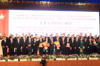 Ban Chấp hành Đảng bộ tỉnh Khánh Hòa (mới) nhiệm kỳ 2020-2025 nhận nhiệm vụ. (Ảnh: PHONG NGUYÊN)