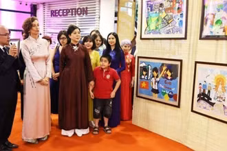 Phu nhân Tổng Bí thư, bà Ngô Phương Ly và Tổng Giám đốc UNESCO Audrey Azoulay thăm Bảo tàng Phụ nữ Việt Nam. (Ảnh: TTXVN) 