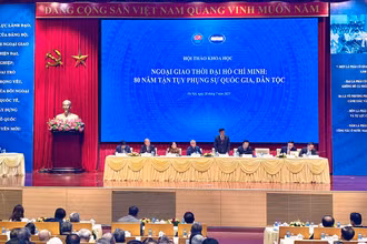 Các diễn giả trong phiên thảo luận đầu tiên trong hội thảo. (Ảnh: HÒA AN)