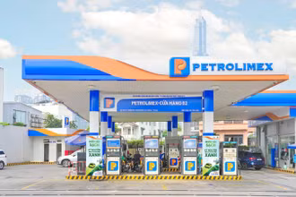 Cửa hàng xăng dầu của Petrolimex sẵn sàng cung ứng xăng E10 đáp ứng nhu cầu của khách hàng.