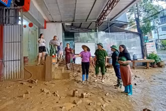 Lãnh đạo phường Đức Xuân kiểm tra, chỉ đạo các lực lượng hỗ trợ người dân khắc phục hậu quả ngập úng. (Ảnh: PHƯƠNG THẢO)
