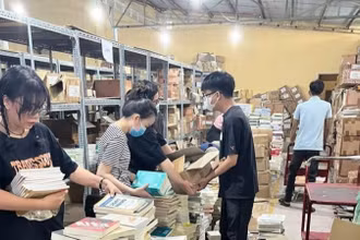 Đóng gói sách tuyển chọn cho chương trình "Hỗ trợ xây dựng 100 tủ sách trên khắp cả nước". (Ảnh: QUYÊN PHẠM)
