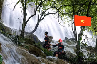 Sơn nữ H'Mông bên dòng thác Rêu.