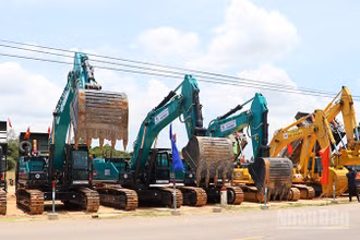 Máy móc, thiết bị đồng loạt ra quân, triển khai thi công dự án.