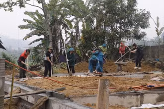 Cán bộ huyện Chợ Đồn ra quân giúp xóa nhà tạm cho hộ nghèo tại xã Bình Trung. (Ảnh: HÀ TUYẾT)
