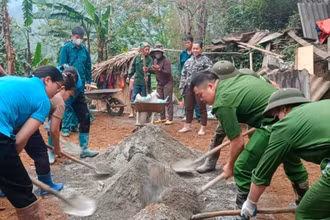 Cán bộ xã Nguyên Phúc, huyện Bạch Thông ra quân góp sức, ngày công xóa nhà tạm cho hộ nghèo. (Ảnh: HƯƠNG DỊU)
