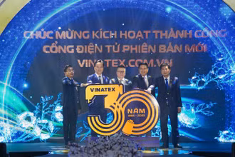 Đồng chí Lê Quốc Minh và Phó Bí thư Đảng ủy Chính phủ Lại Xuân Lâm cùng lãnh đạo bộ, ngành kích hoạt Website cổng điện tử Vinatex phiên bản mới.