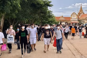 Bàn giao công dân Việt Nam bị lừa gạt, lôi kéo sang Campuchia làm việc dưới chiêu bài việc nhẹ, lương cao về nước. (Ảnh minh họa: TTXVN phát)