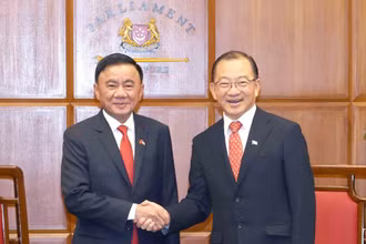 Thường trực Ban Bí thư Trần Cẩm Tú hội kiến Chủ tịch Quốc hội Singapore Seah Kian Peng. (Ảnh: TTXVN)