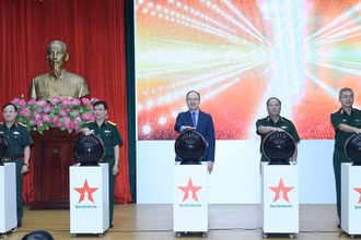 Các đại biểu ấn nút khai trương Báo Quân đội nhân dân tiếng Nga. (Ảnh: Báo Quân đội nhân dân)