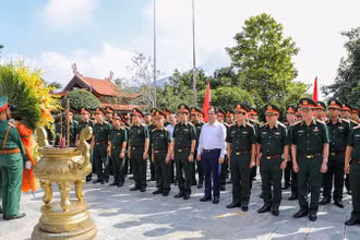 Đoàn công tác dâng hoa, dâng hương tại Nhà tưởng niệm Chủ tịch Hồ Chí Minh. (Ảnh: NGUYÊN NGỌC).