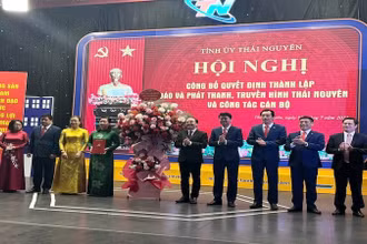 Phó Bí thư Thường trực Tỉnh ủy, Chủ tịch Hội đồng nhân dân tỉnh Thái Nguyên trao quyết định thành lập và tặng hoa chúc mừng. (Ảnh: HÀ THANH)