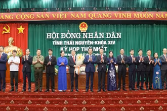 Bí thư Tỉnh ủy Thái Nguyên, Trịnh Việt Hùng tặng hoa chúc mừng các thành viên Ủy ban nhân dân tỉnh. (Ảnh: TUẤN SƠN).